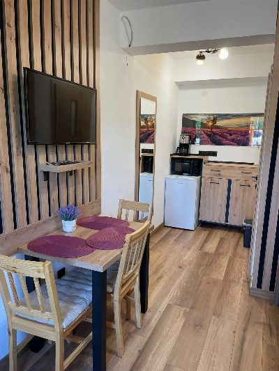 Family Apartment, 2 persons: kitchenette, dining corner and TV.
