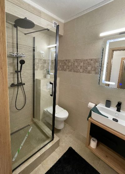 Apartament Family, 2 persoane: baie și duș.