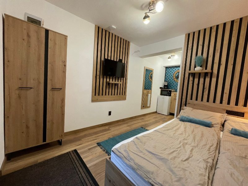 Standard Apartman, 2 fő: francia ágy, szekrény és TV.