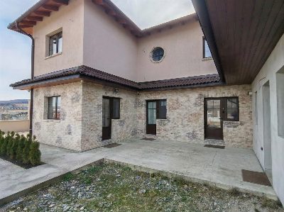 Intrările apartamentelor de cazare Somni din Chinteni.